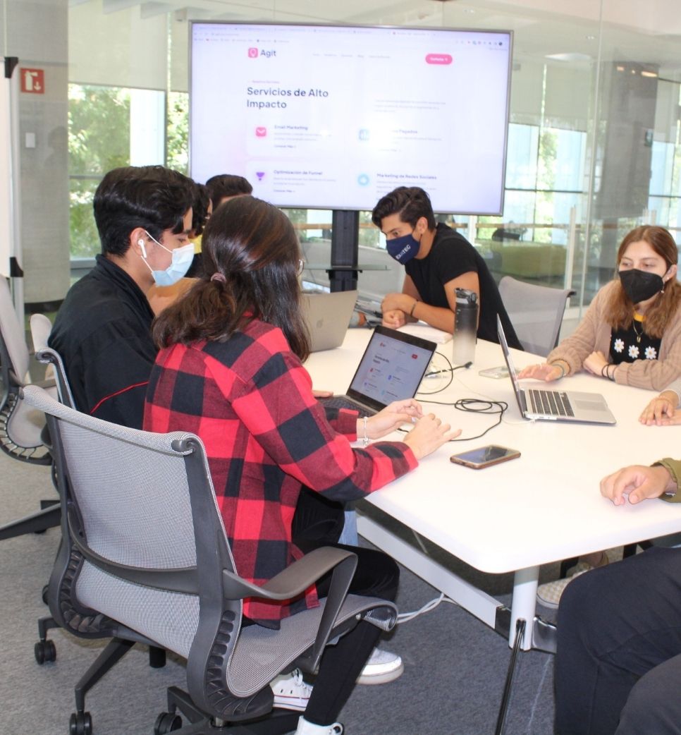 Equipo Agit en reunión de trabajo
