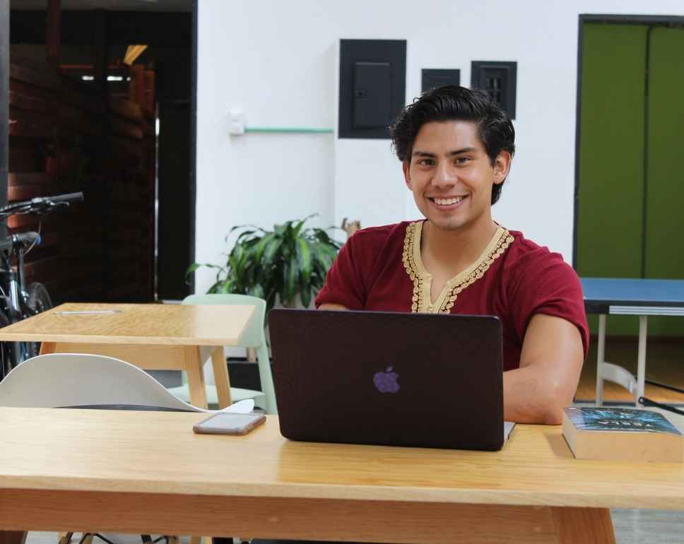 Max, especialista de Agit trabajando en estrategia